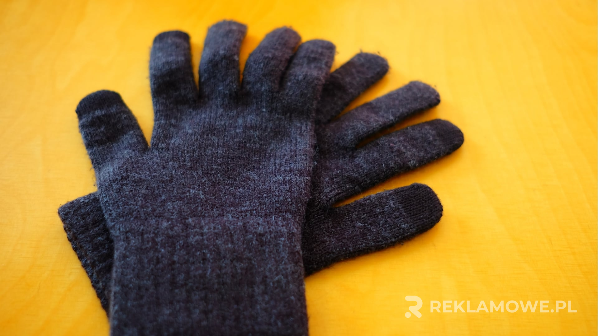 Różne materiały używane do produkcji rękawiczek reklamowych